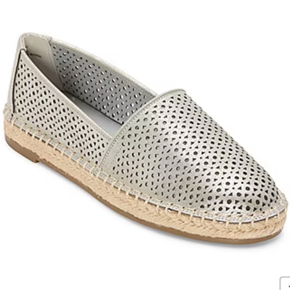 a.n.a. Women’s Oakland Espadrilles – Silver, Size 7M, Closed Toe Flat Shoes